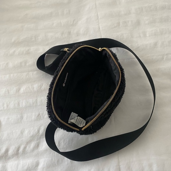 lululemon athletica Black Fleece Crossbody Bag - Picture 12 of 12